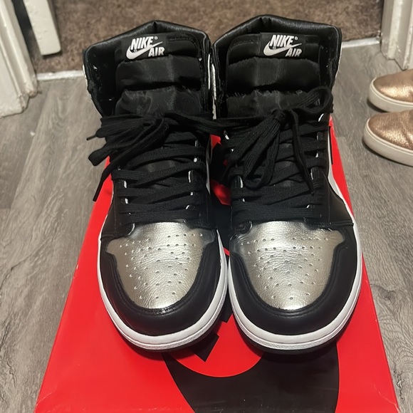 Worn one time inside then put back in box has extra laces - Picture 2 of 10